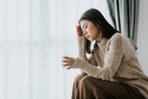 Woman experiencing migrain pain