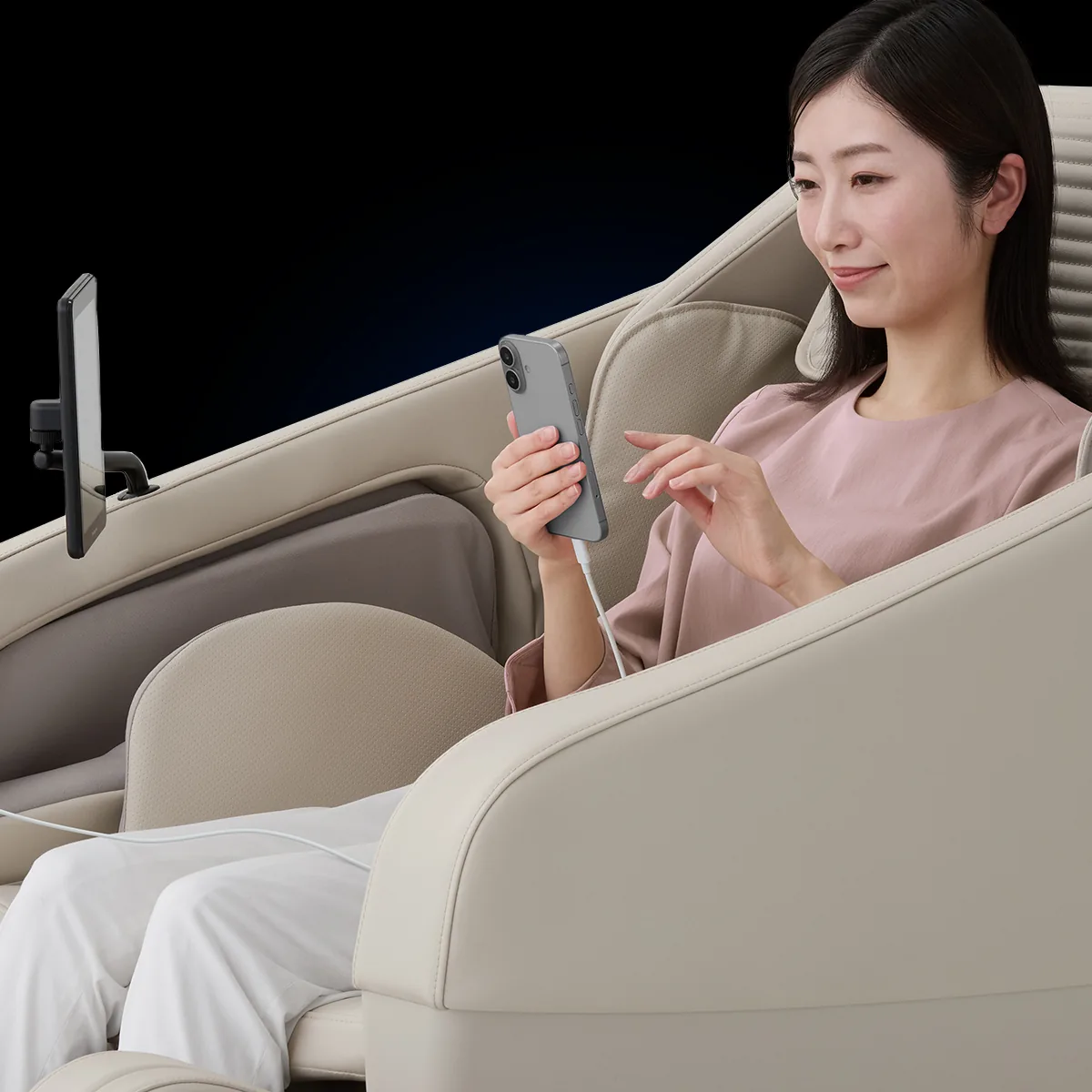 Panasonic MAN2 massage chair feature: USB Charging.